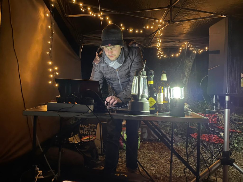 Liuke is a DJ!
